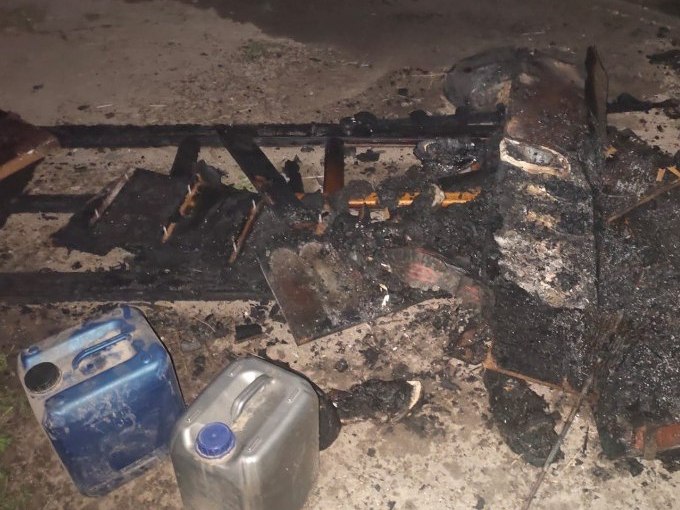 На Харківщині чоловік облив бензином і підпалив будинок після сварки